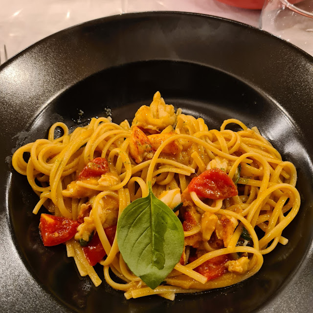 Tagliolino Al Nero Di Seppia All’astice E Pomodorino Datterino