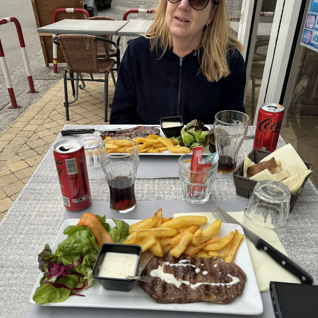 Entrecote Met Salade Patat En Roguefort Saus