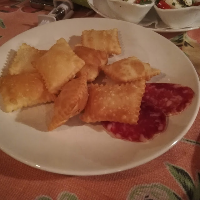 Gnoccho Fritto Con Salumi E Formaggio Di Capra