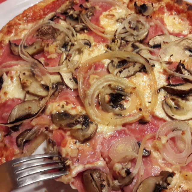 Pizza Mit Zwiebel Pilze Schinken Und Knobi