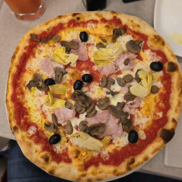 Pizza Mit Schinken Und Artischoken