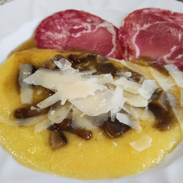 Antipasto Di Polenta Salame Ai Ferri Con Funghi Misti E Scaglie Di Grana