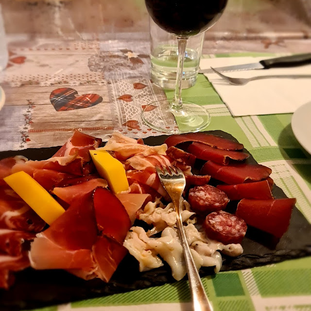 Tagliere Di Salumi E Formaggi