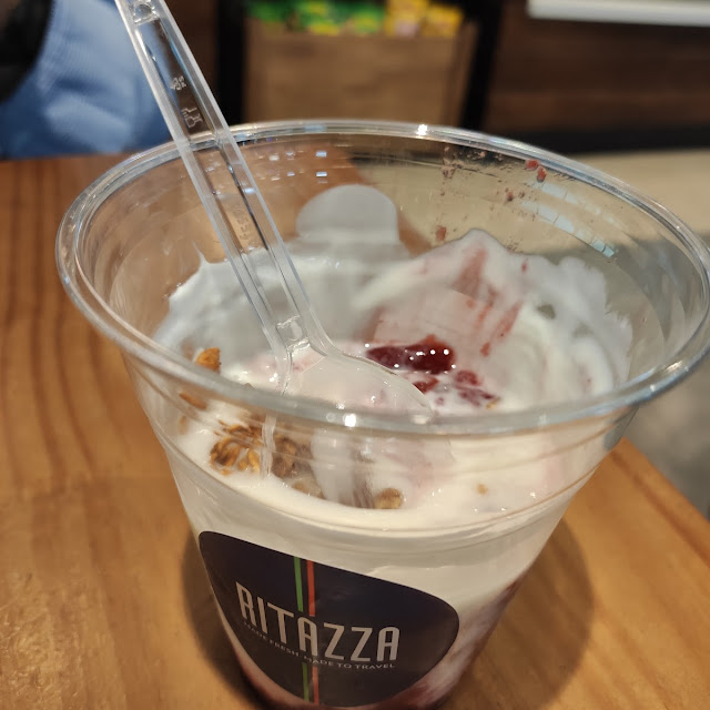 Iogurte Natural Com Geleia Morango E Granola