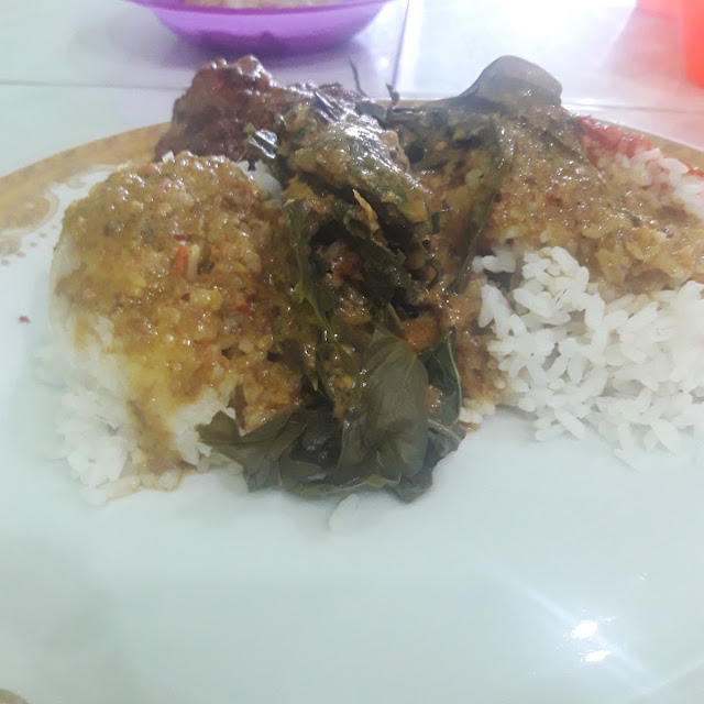 Ayam Renndang Dengan Nasi Putih Dan Pucuk Ubi