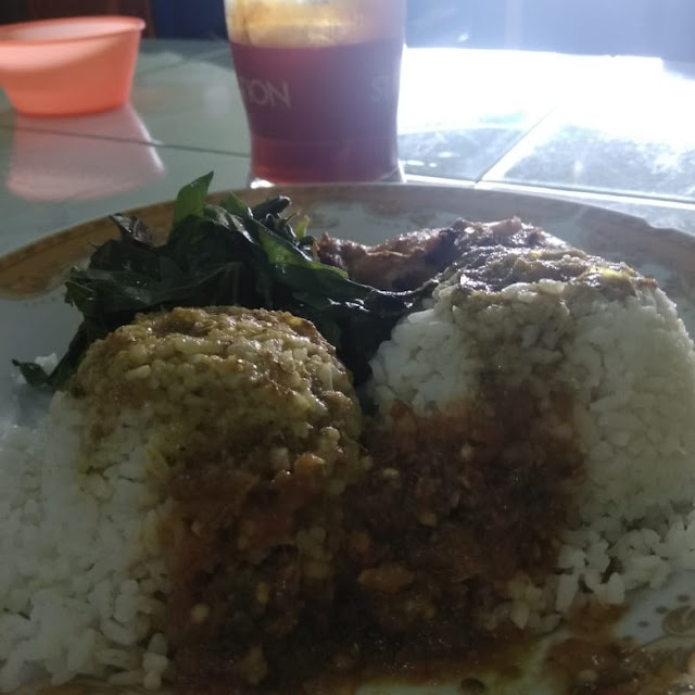 Ayam Bakar Dengan Nasi Putih Dan Pucuk Ubi