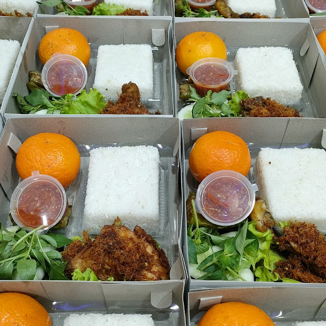 Nasi Kotak Ayam Goreng Potong Lalapan