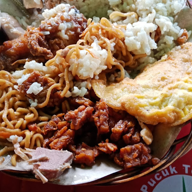 Nasi Campur Telur Dadar
