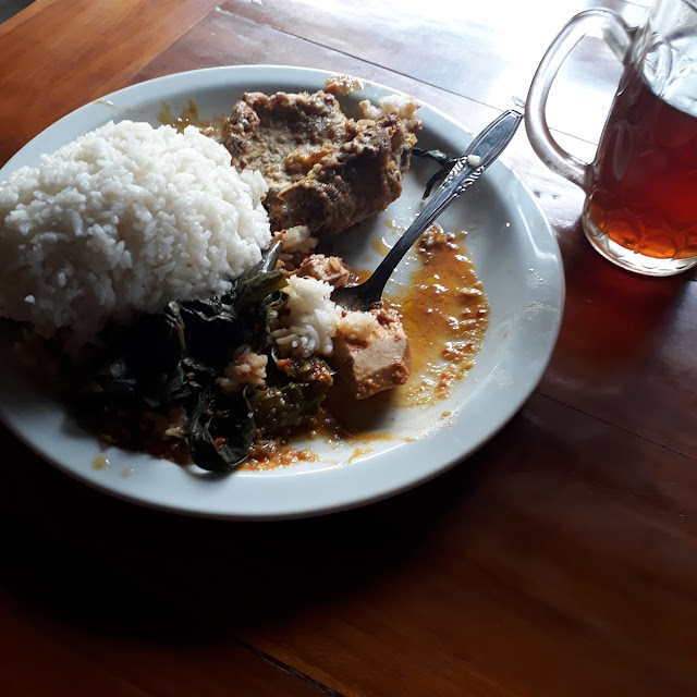 Nasi Padang Dengan Krupuk Paru Sapi