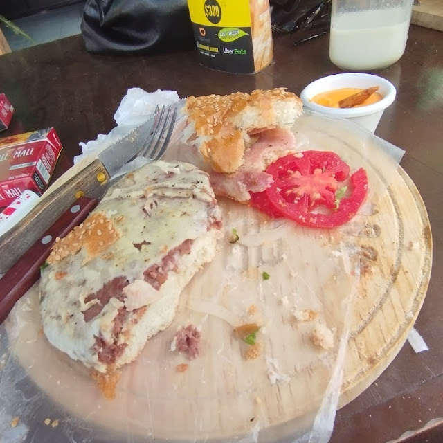 Una Pésima Hamburguesa de Tocino Con Pan Desquebrajado
