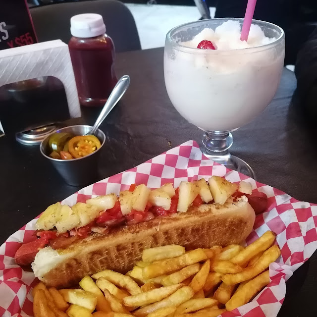 Hot Dog Madonna Y Piña Colada