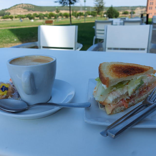 Café Con Leche Y Sándwich Vegetal