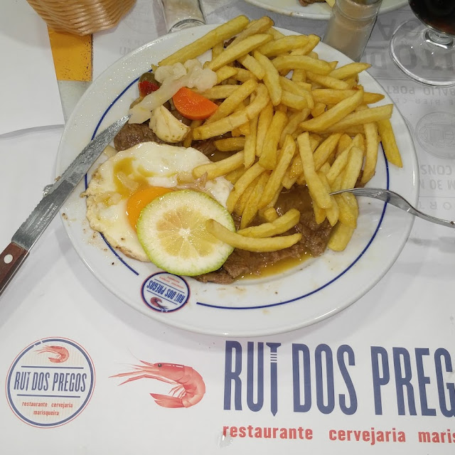 Prego Batatas Fritas E Ovo Com Molho E Alho