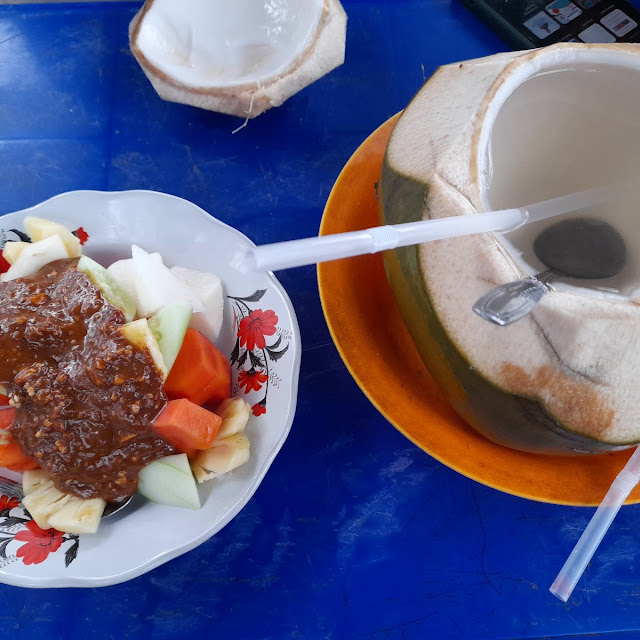 Rujak Buah Seger Dengan Sambel Yg Seger Dan Dr Pedas Biasa Sampek Pedes Banget
