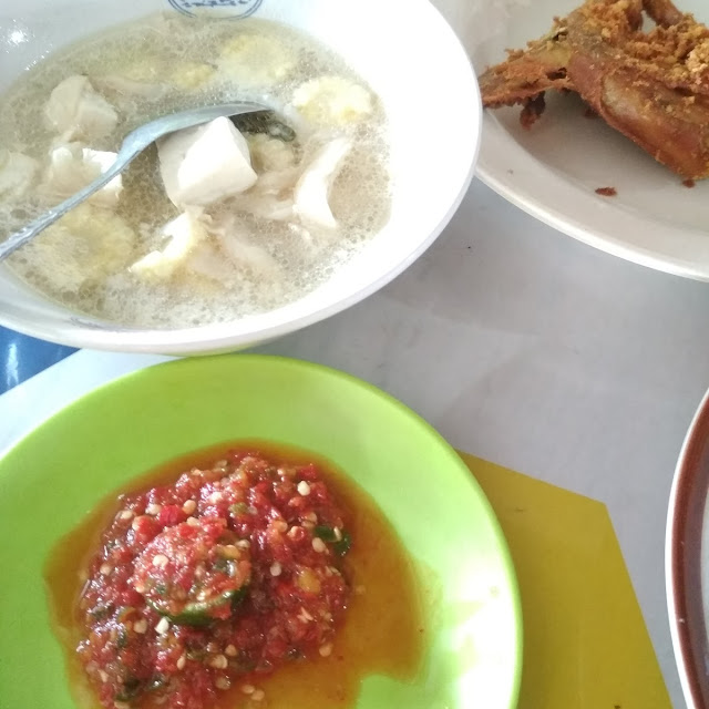 Ayam Goreng Sambal Bakwan Jagung Sop Jamur Tahu Jagung