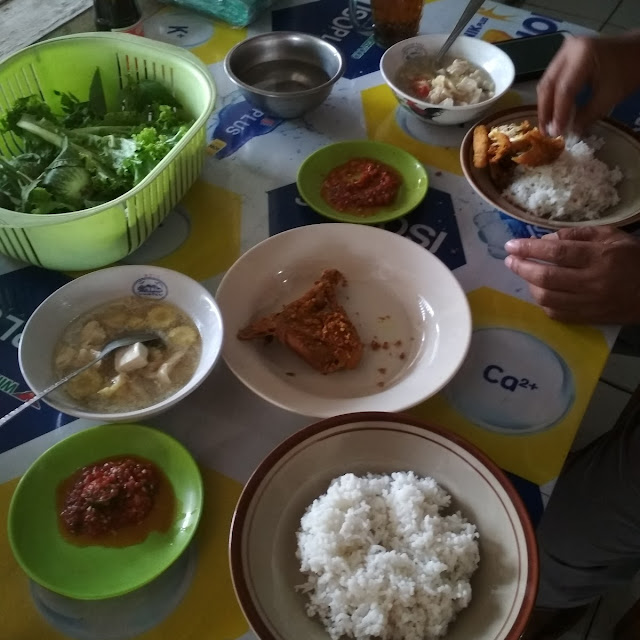 Ayam Goreng Sambal Bakwan Udang Sop Jamur Tahu Jagung