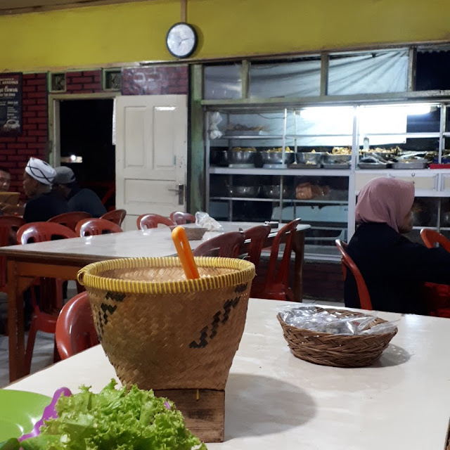 Ayam Goreng Dan Sambal Dadak