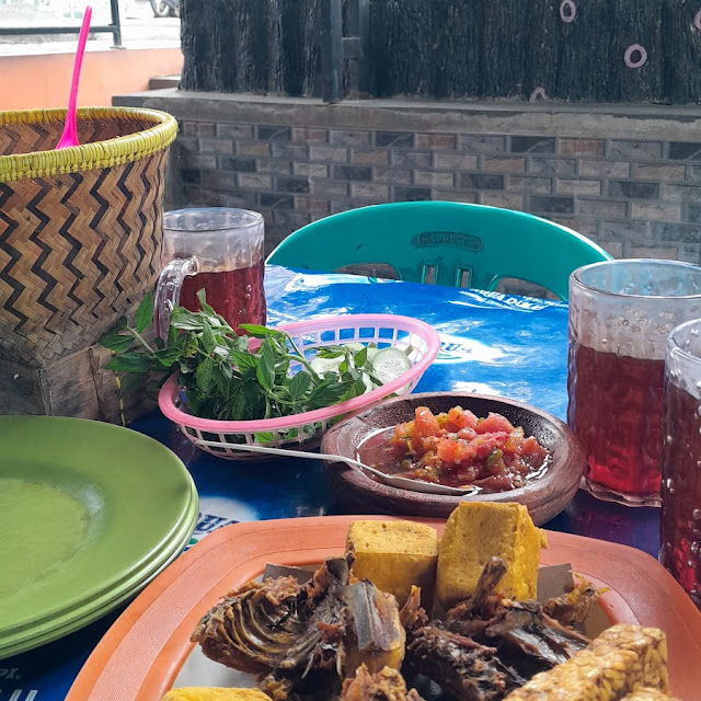 Ayam Goreng Dan Sambal Tomat