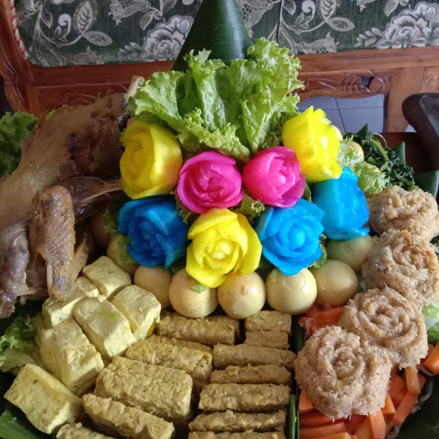 Tumpeng Ayam Ingkung Kuah Areh