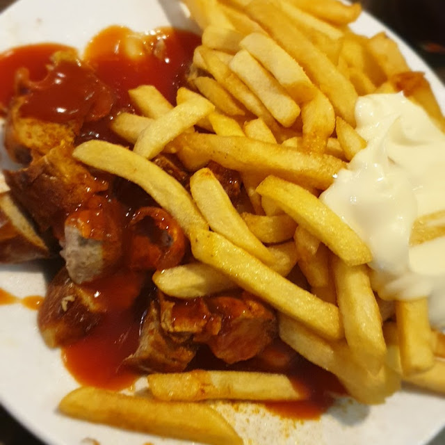 Pommes Doppelt Currywurst