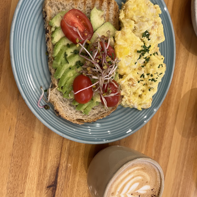 Huevos Y Palta Tostada