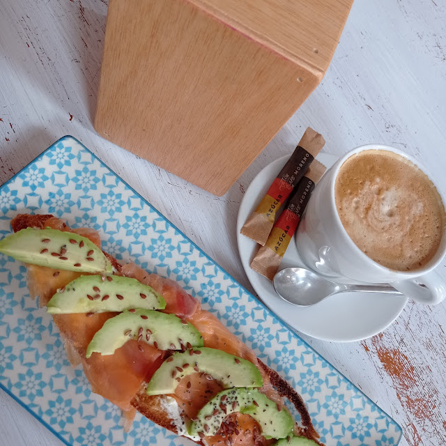 Tostada de Queso Crema Con Salmón Y Aguacate