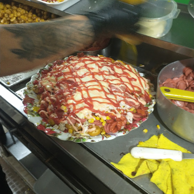 Una Salchipapa Mega