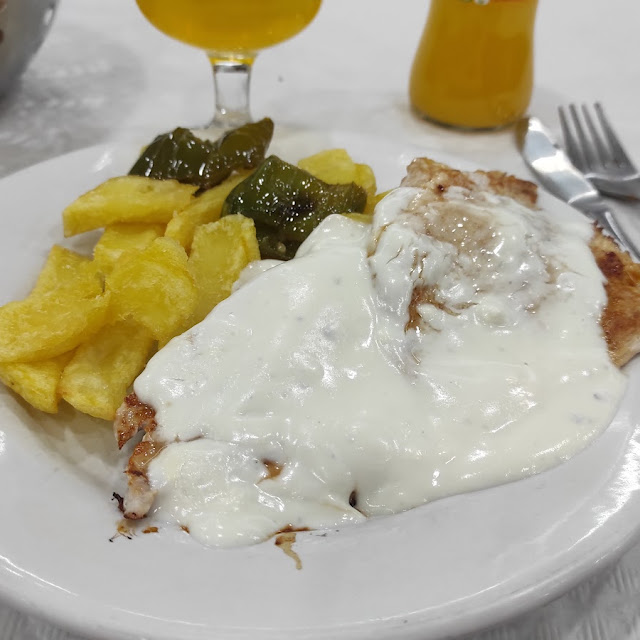 Cinta de Lomo Con Salsa Roquefort Y Patatas Fritas