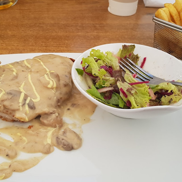 Schnitzel Met Champignonsaus Salade En Frietjes