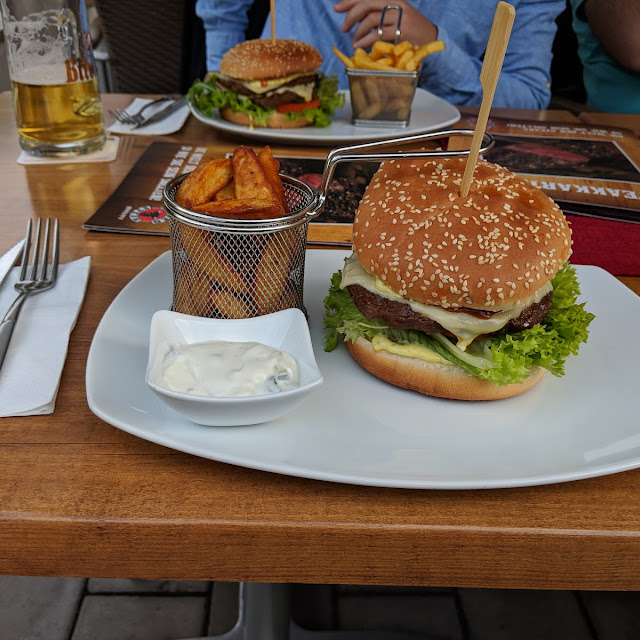 Mega Burger