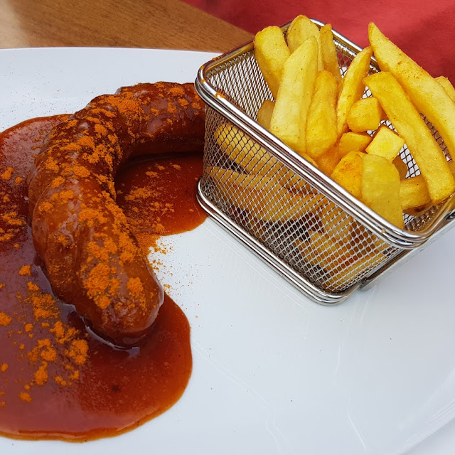 Currywurst Mit Pommes