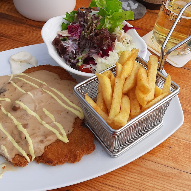 Schnitzel Mit Steinpilzsoße Pommes U Beilagensalat