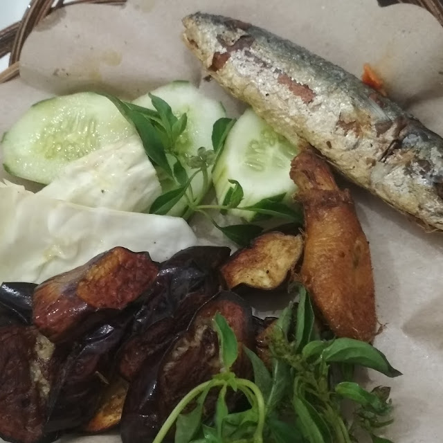 Ikan Asin Dan Lalapan