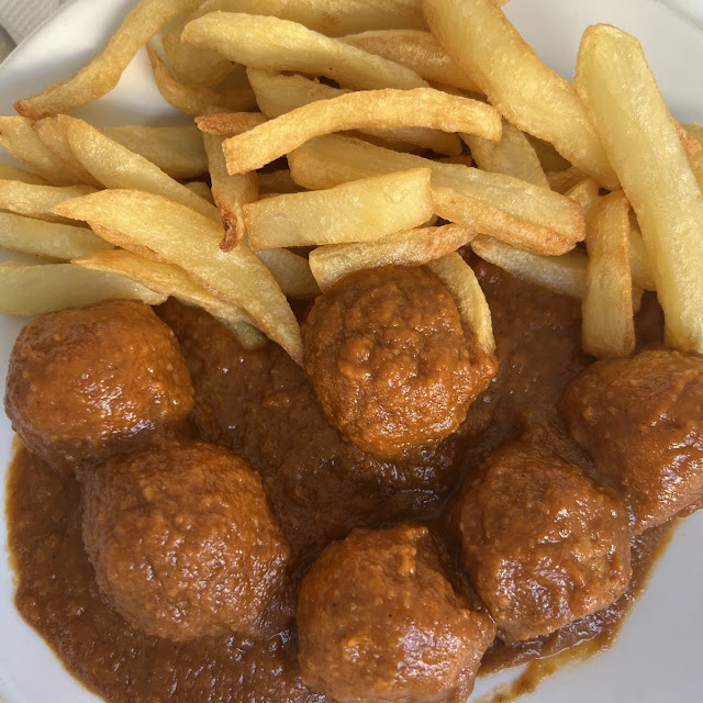 Albóndigas Con Salsa de Tomate Y Patatas Caseras
