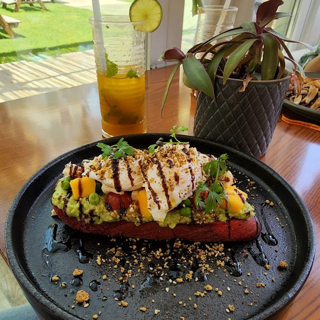 Smashed Avo And Mango