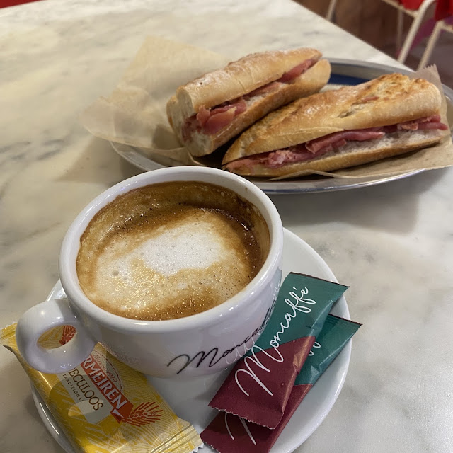 Cafe Con Leche Y Bocadillo