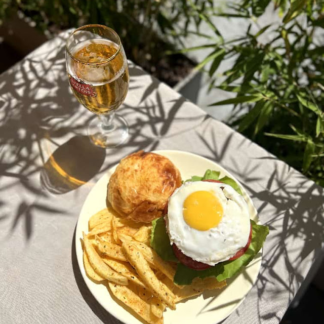 Hamburguesa Con Papas Fritas Al Plato