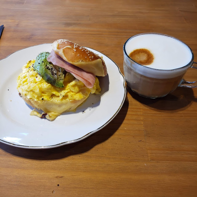 Bagel Con Huevos Revueltos
