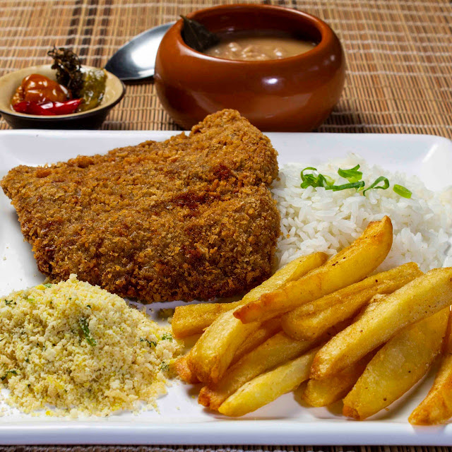 Peixe Empanado No Fubá Frito Com Purê de Mandioquinha
