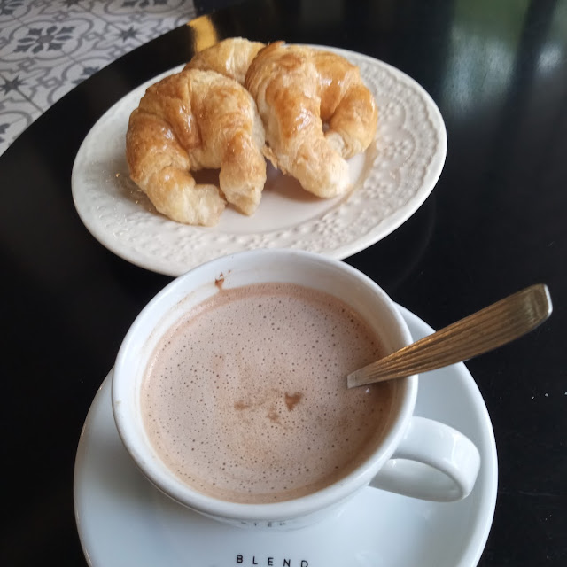 Chocolate Con Medialunas