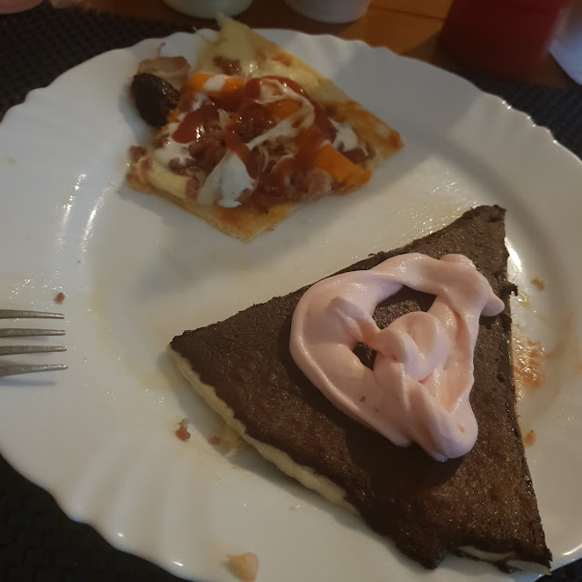 Brownie Com Chantilly de Morango E Calabresa Pra Combinar