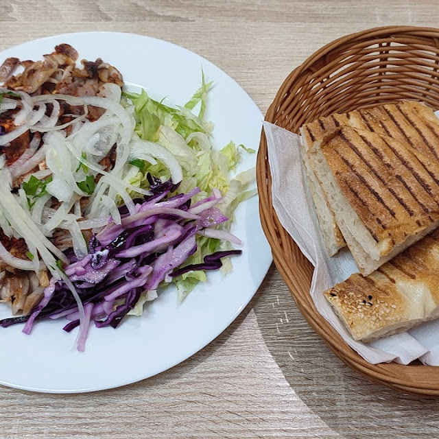 Döner Teller Mit Salat Und Brot