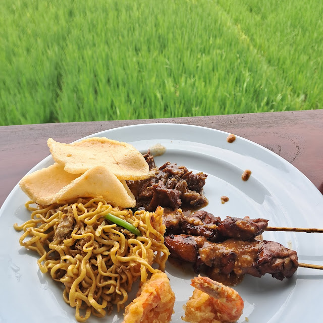 Mie Goreng Dan Sate Ayam