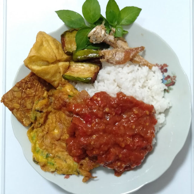 Paket Nasi Telor Komplit Rp 12 000