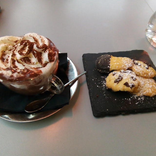 Cioccolata Calda Con Panna E Biscottini