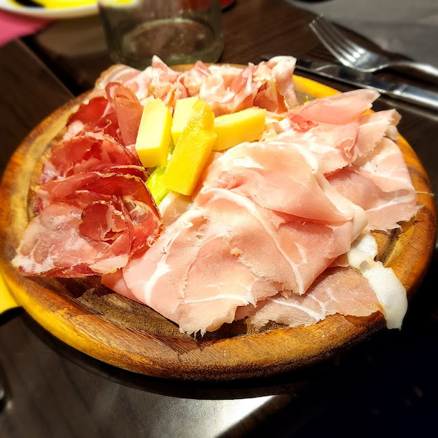 Tagliere Di Salumi Con Calice Di Vino
