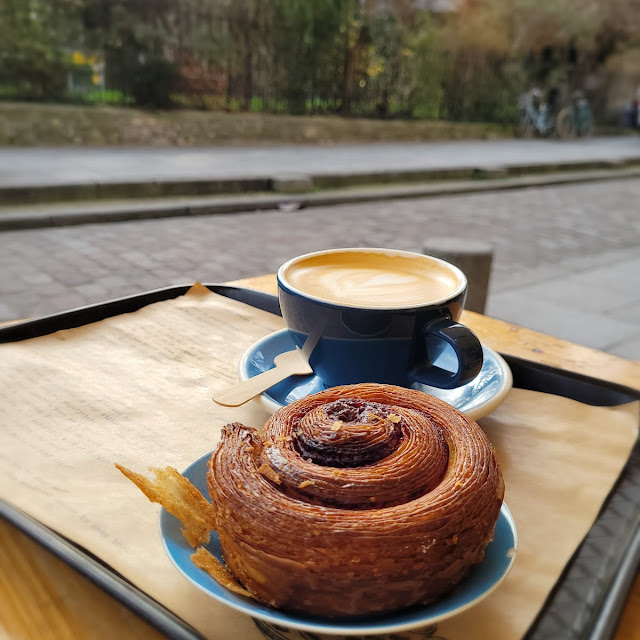 Cafe Con Leche Y Cinnamon Rolls