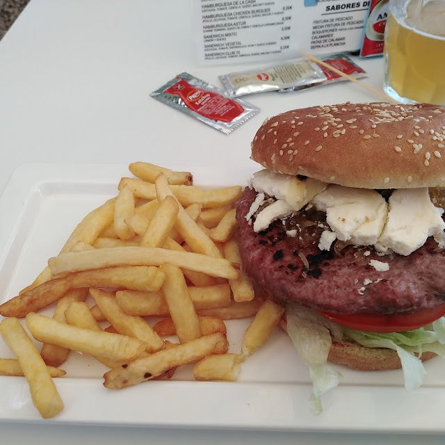 Hamburguesa Con Queso Rulo de Cabra Y Cebolla Caramelizada