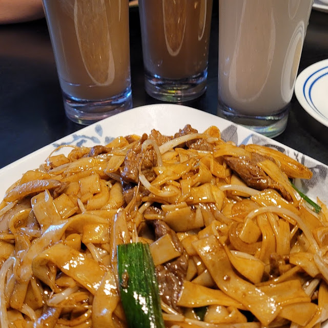 Pan Fried Flat Rice Noodle with Sliced Beef
