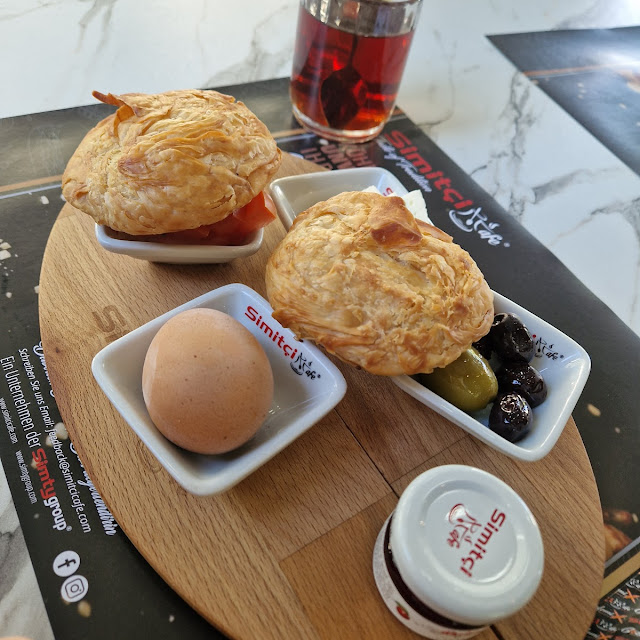 Simitci Cafe Boyoz-menü
